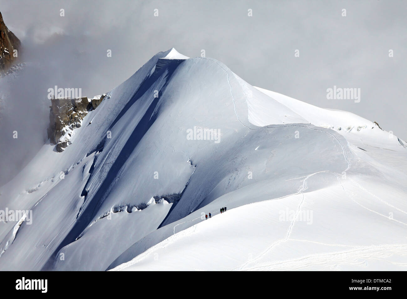 Abstieg vom Gipfel des Mont Blanc in den französischen Alpen über Chamonix Kletterer. Stockfoto