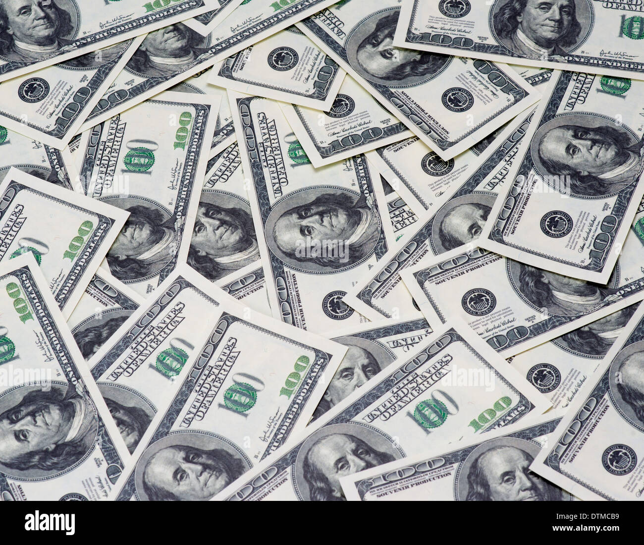 Hundert Dollar anhäufen als Hintergrund. Stockfoto