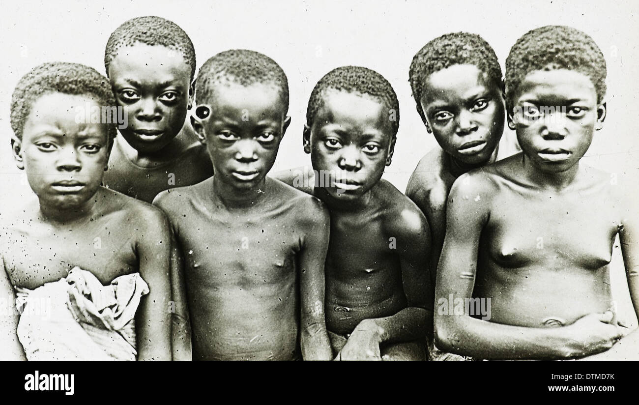 Ein Foto von jungen Mädchen in Yaseki, Kongo, aufgenommen zwischen 1900 und 1915, das die kulturelle Umgebung der Region während dieser Zeit widerspiegelt. Stockfoto