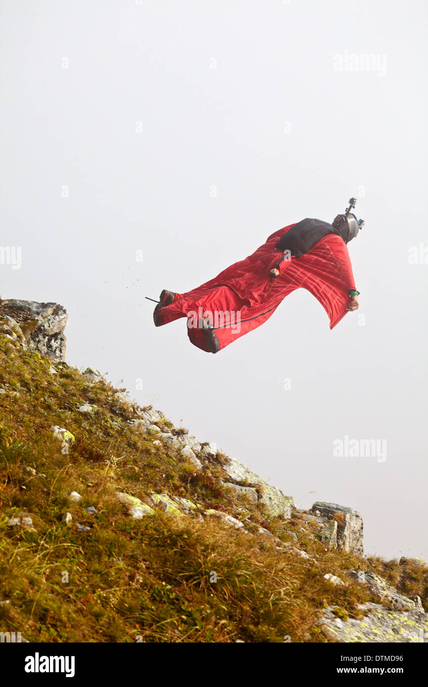 Flügel-Anzug Jumper springen in die Wolken von Le Brévent, Chamonix, Frankreich. Stockfoto
