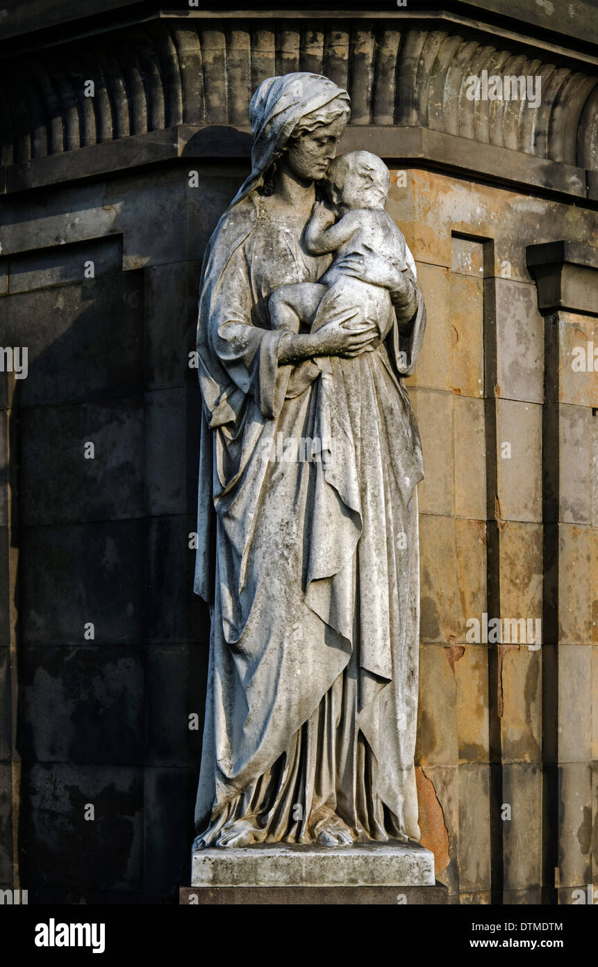 Die Figur des Charity stehen außerhalb des John Houldsworth Mausoleums in der Nekropole in Glasgow. Stockfoto