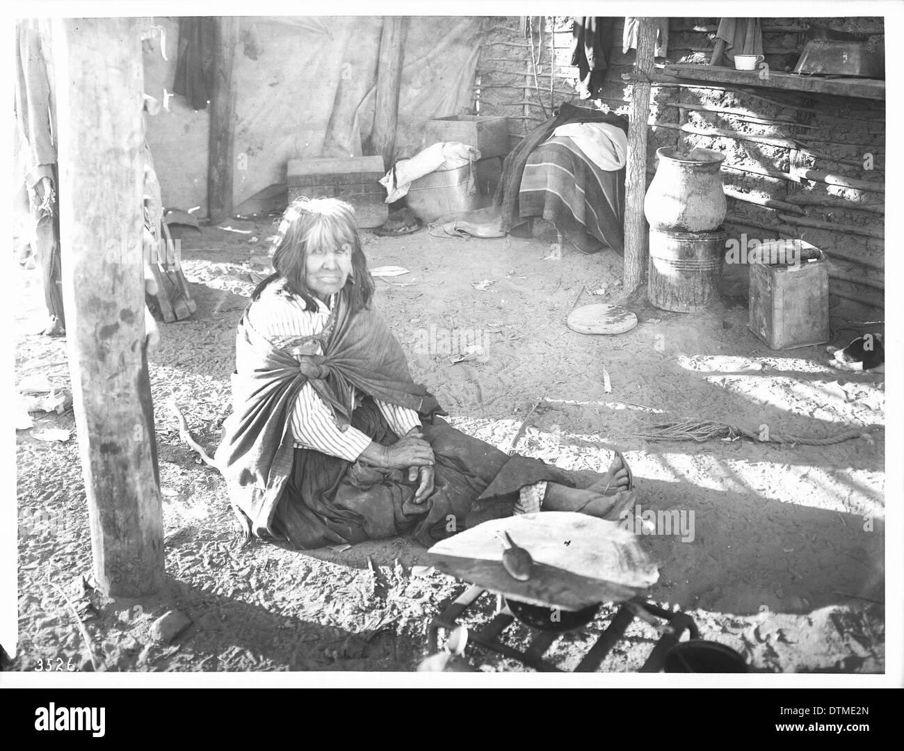 Yuma-Indianerin sitzen ihre kochenden Feuer in das Ramada Ihr native Wohnung, ca.1900 Stockfoto