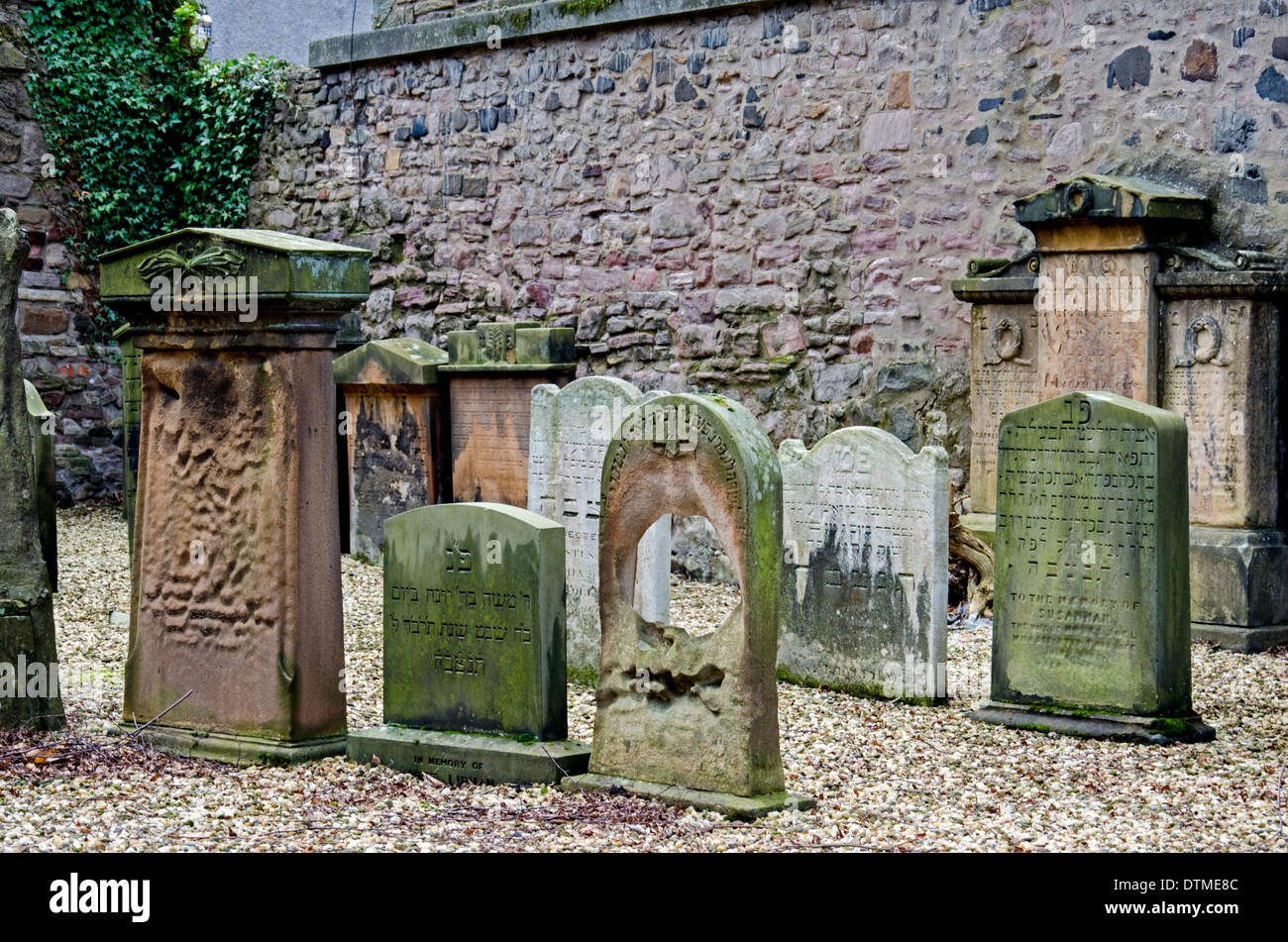 Abgenutzte und verwitterte jüdische Grabsteine auf was die erste jüdische Burial Ground in Schottland war, eröffnet im Jahre 1816. Stockfoto