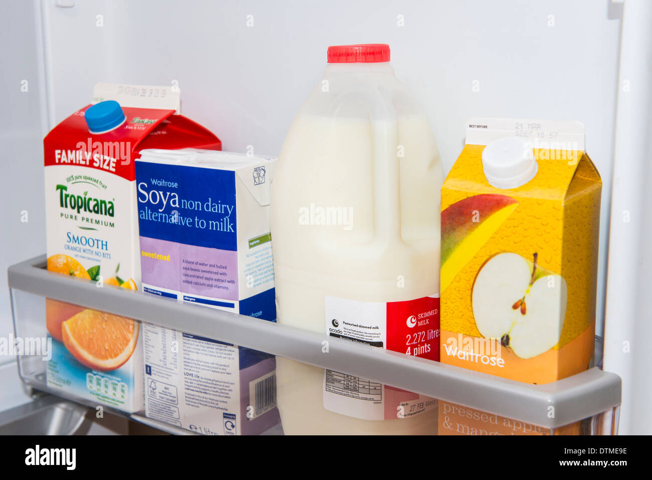 Eine Kühlschranktür voller Milch, Sojamilch und Obst Säfte. Stockfoto