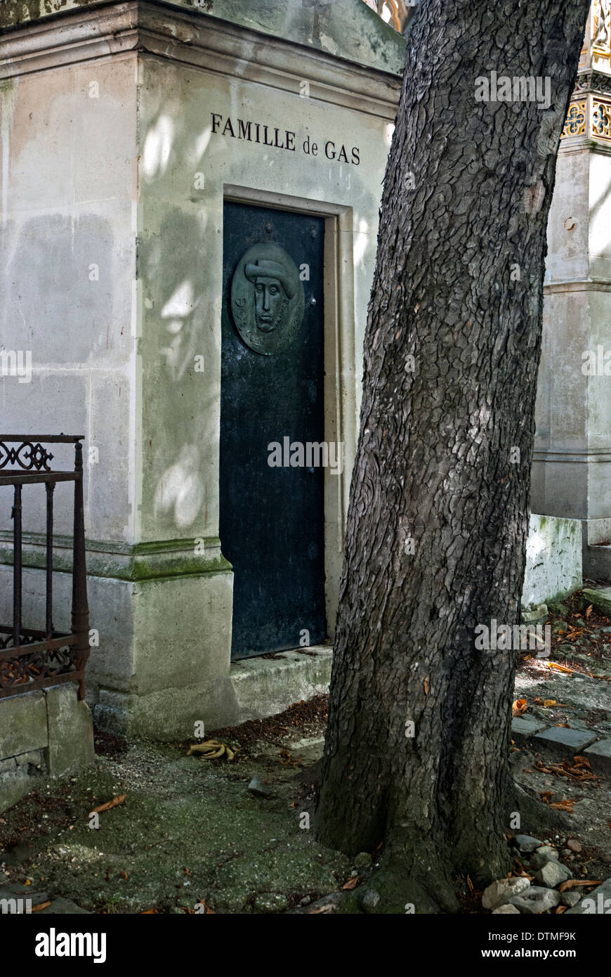 Das Gewölbe der Adelsfamilie de Gas in Montmartre-Friedhof ist auch die letzte Ruhestätte von Edgar Degas (1834-1917). Stockfoto