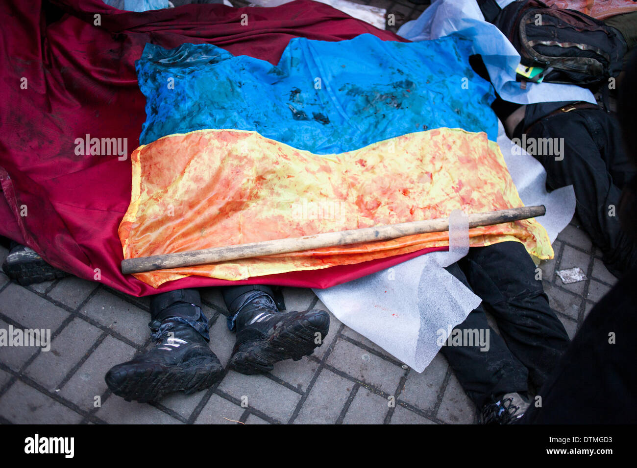 Kiew, Ukraine. 20. Februar 2014. Leichen lagen auf der Erde bei Zusammenstößen mit der Polizei im Zentrum von Kiew am 20. Februar 2014 in Kiew bedeckt. Mindestens 25 Demonstranten am 20. Februar in frischen Zusammenstöße zwischen Tausenden von Demonstranten und schwer bewaffnete Bereitschaftspolizei im Herzen von Kiew ums Leben kamen, sagte AFP-Korrespondenten vor Ort. Die Leichen von acht Demonstranten außerhalb von Kiew Hauptpost auf dem Unabhängigkeitsplatz lagen, sagte ein AFP-Reporter. Die Leichen von 17 anderen Demonstranten mit scheinbaren Schusswunden waren auch in der Nähe von zwei Hotels auf gegenüberliegenden Seiten des p gesehen. Stockfoto