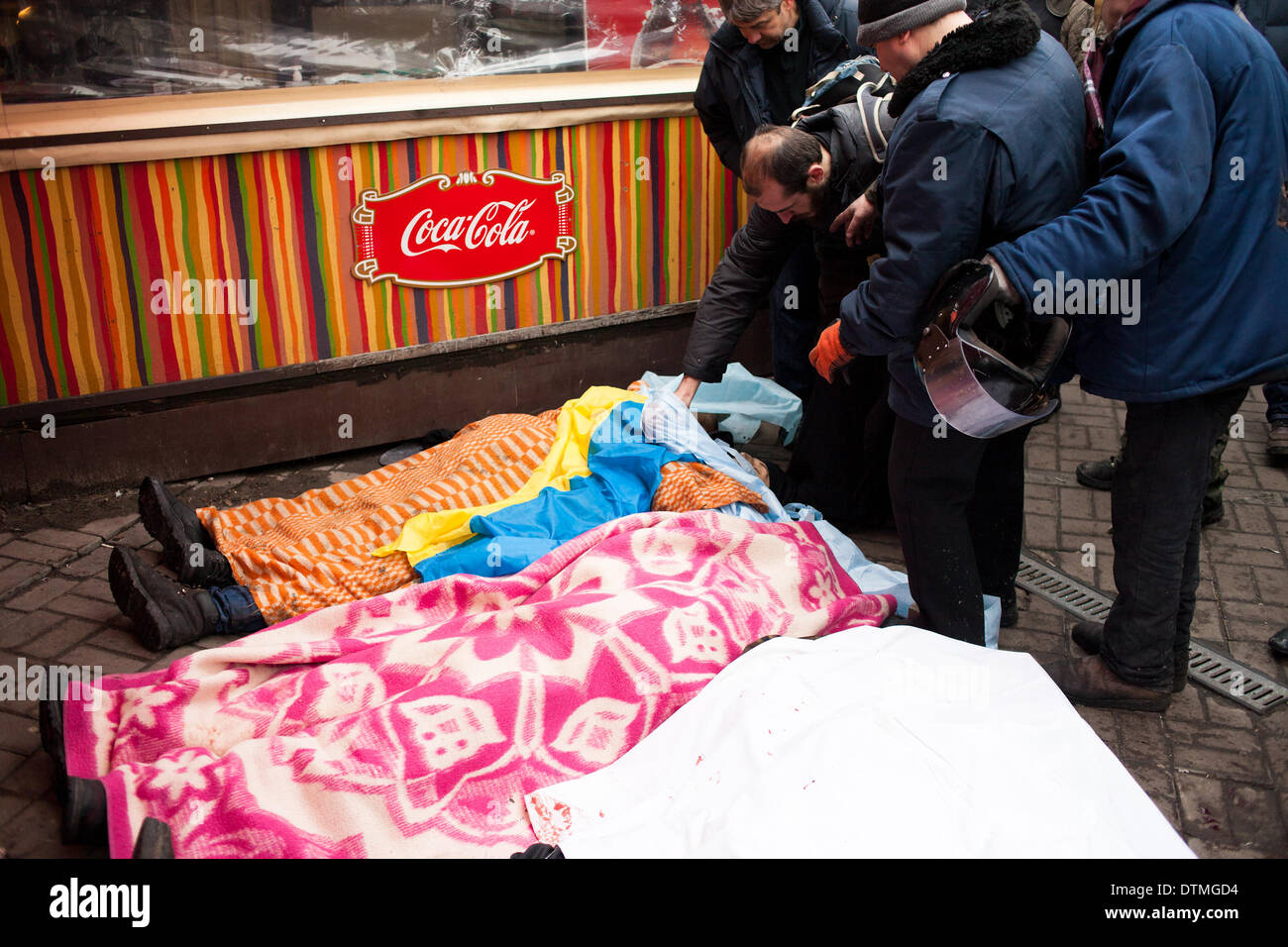 Kiew, Ukraine. 20. Februar 2014. Leichen lagen auf der Erde bei Zusammenstößen mit der Polizei im Zentrum von Kiew am 20. Februar 2014 in Kiew bedeckt. Mindestens 25 Demonstranten am 20. Februar in frischen Zusammenstöße zwischen Tausenden von Demonstranten und schwer bewaffnete Bereitschaftspolizei im Herzen von Kiew ums Leben kamen, sagte AFP-Korrespondenten vor Ort. Die Leichen von acht Demonstranten außerhalb von Kiew Hauptpost auf dem Unabhängigkeitsplatz lagen, sagte ein AFP-Reporter. Die Leichen von 17 anderen Demonstranten mit scheinbaren Schusswunden waren auch in der Nähe von zwei Hotels auf gegenüberliegenden Seiten des p gesehen. Stockfoto