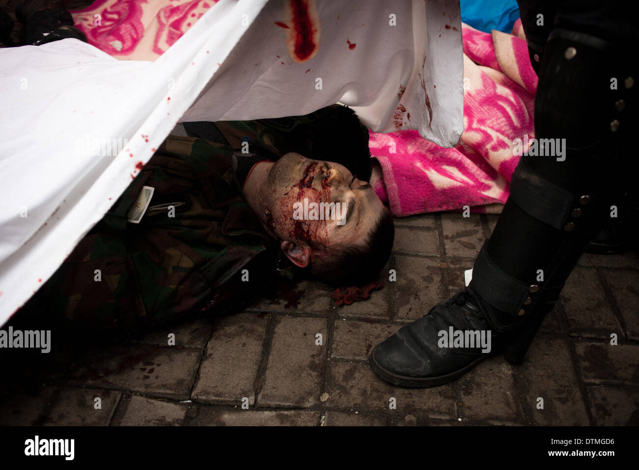Kiew, Ukraine. 20. Februar 2014. Leichen lagen auf der Erde bei Zusammenstößen mit der Polizei im Zentrum von Kiew am 20. Februar 2014 in Kiew bedeckt. Mindestens 25 Demonstranten am 20. Februar in frischen Zusammenstöße zwischen Tausenden von Demonstranten und schwer bewaffnete Bereitschaftspolizei im Herzen von Kiew ums Leben kamen, sagte AFP-Korrespondenten vor Ort. Die Leichen von acht Demonstranten außerhalb von Kiew Hauptpost auf dem Unabhängigkeitsplatz lagen, sagte ein AFP-Reporter. Die Leichen von 17 anderen Demonstranten mit scheinbaren Schusswunden waren auch in der Nähe von zwei Hotels auf gegenüberliegenden Seiten des p gesehen. Stockfoto