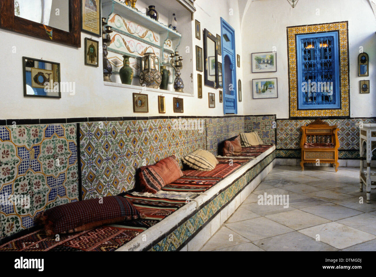 Tunesien, Sidi Bou sagte. Äußeren Rezeption Zimmer Dar Annabi, einem Privathaus zum Public Viewing geöffnet. Stockfoto