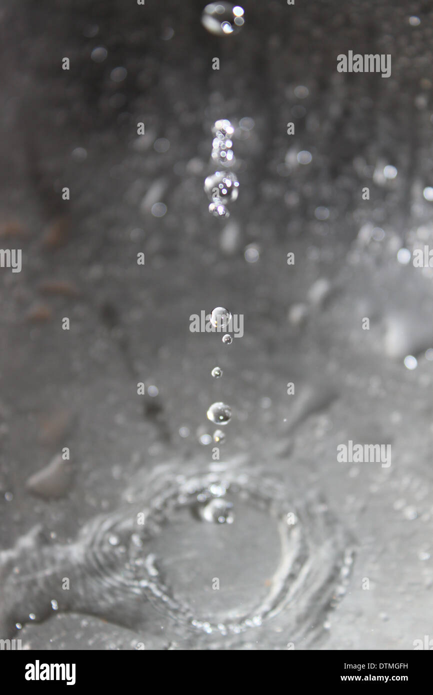 Wassertropfen fallen und werden auf dem Foto eingefroren Stockfoto