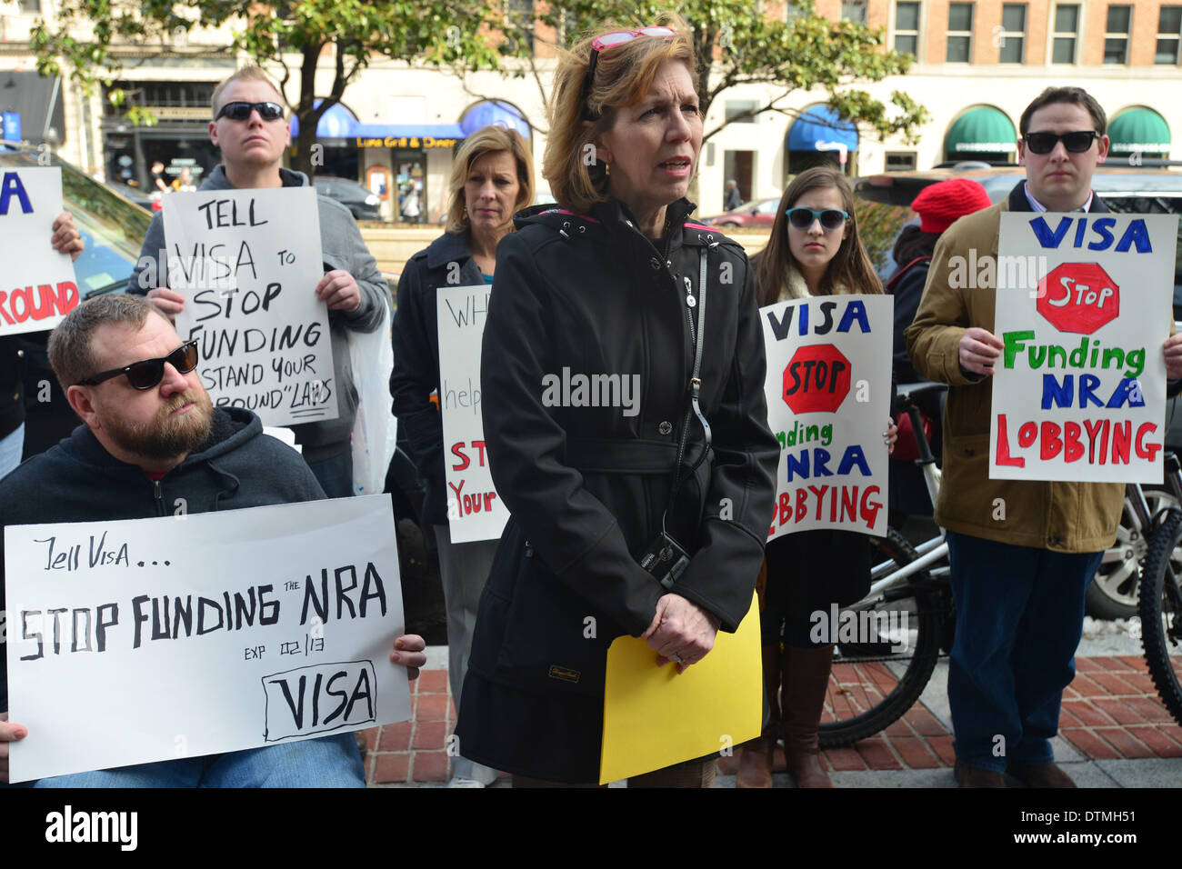 Washington, District Of Columbia, USA. 20. Februar 2014.  Aktivisten, die mit dem Ziel, Waffengewalt zu stoppen liefern Petitionen an Washington, DC Büro der Visa-Kreditkarte, fordert das Unternehmen, das ihre Kreditkarte Partnerprogramm mit der National Rifle Association zu stoppen. Die Koalition zu stoppen Waffengewalt, die die Petition Antrieb angeführt, sagte, dass das Programm geholfen hat $ 20 Millionen zu erhöhen, die hilft, Lobbyarbeit für Pistole Rechte und gegen Maßnahmen, wie z. B. erhöhte Hintergrundüberprüfungen Gun Käufer bezahlen. LORI HAAS, dessen Tochter, während des Massakers von Virginia Tech erschossen wurde, spricht mit dem © Stockfoto