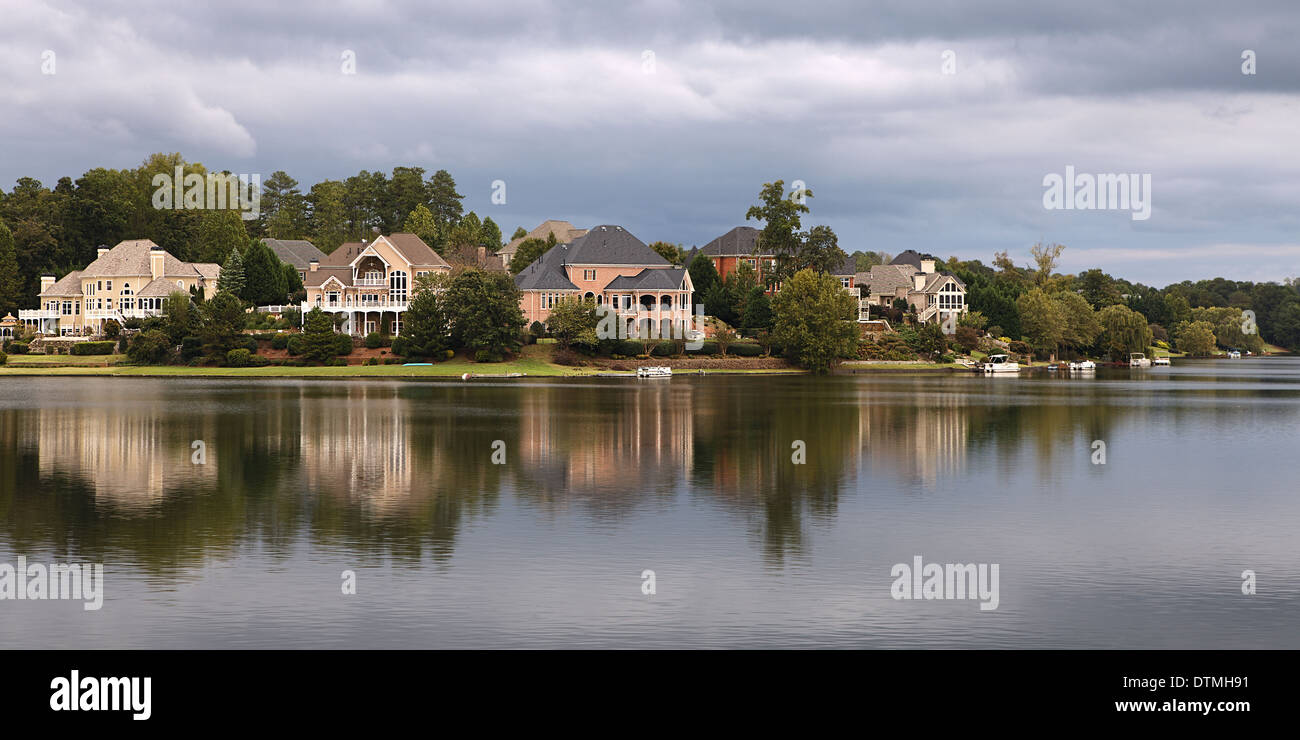 Häuser in der Nähe des Sees Stockfoto Häuser in der Nähe des Sees Stockfoto