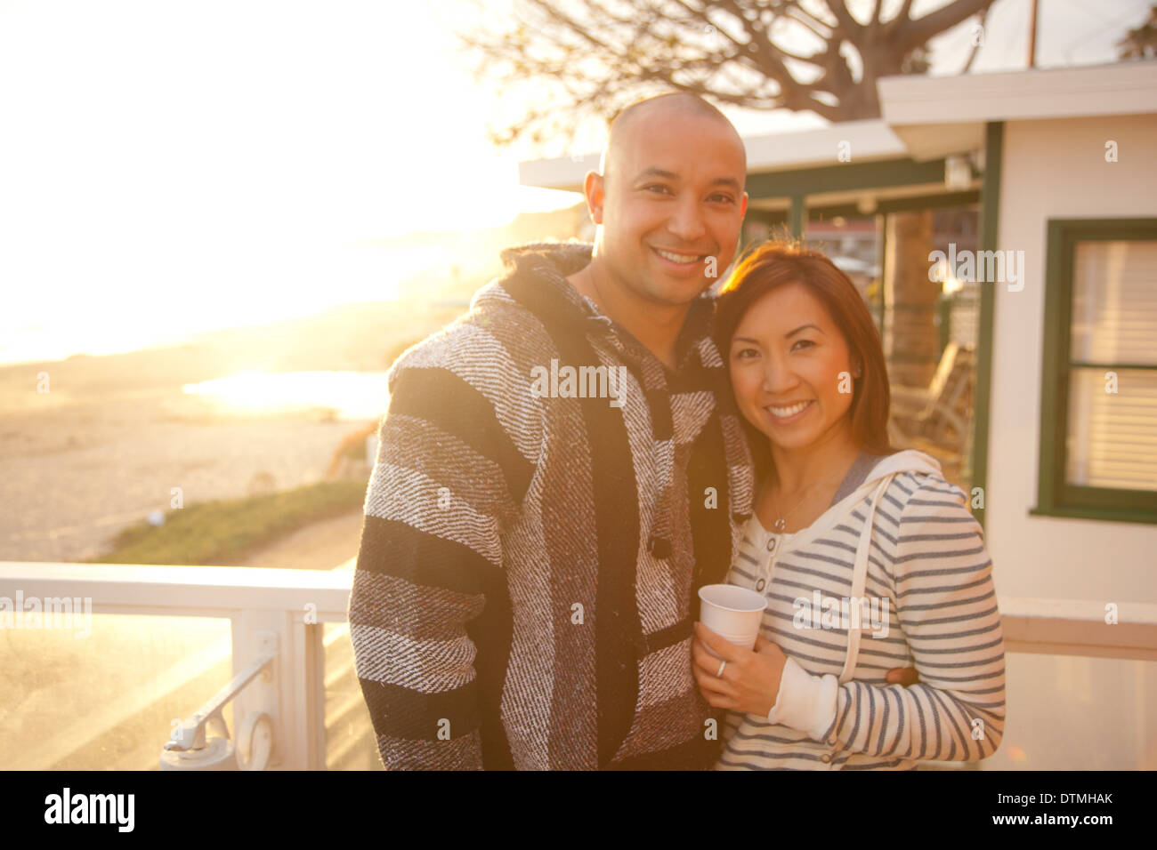 Interraccial Paar genießt eine Umarmung und Kaffee im Urlaub während der Reise Stockfoto