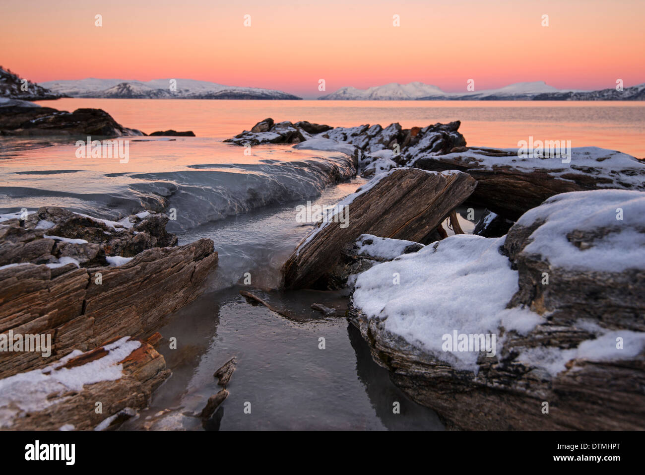 Arktische Twilight in einem gefrorenen Strand in der Nähe von Tromsø, Norwegen Stockfoto