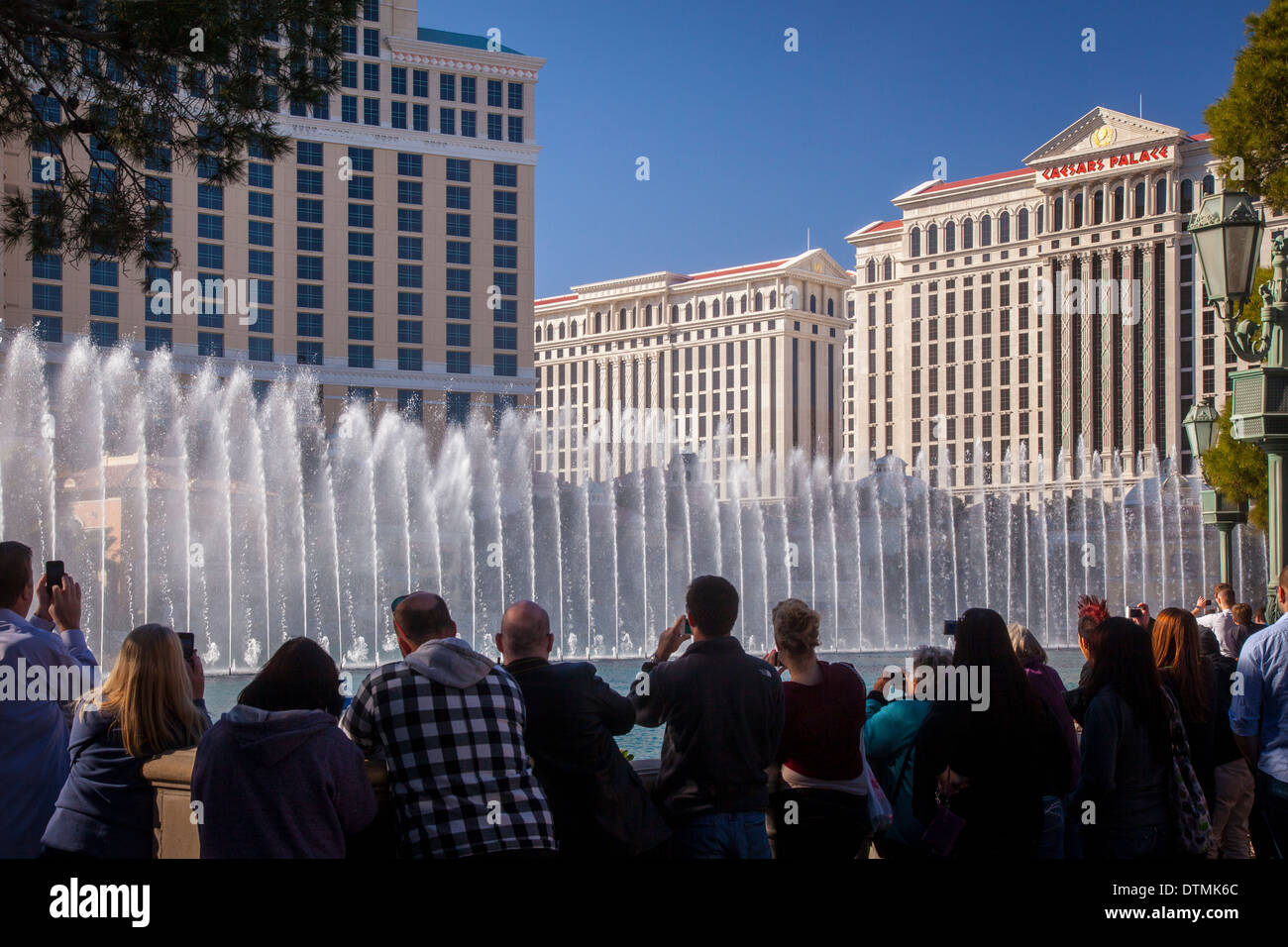 Touristen sehen das Bellagio Fountain show, Las Vegas, Nevada, USA Stockfoto