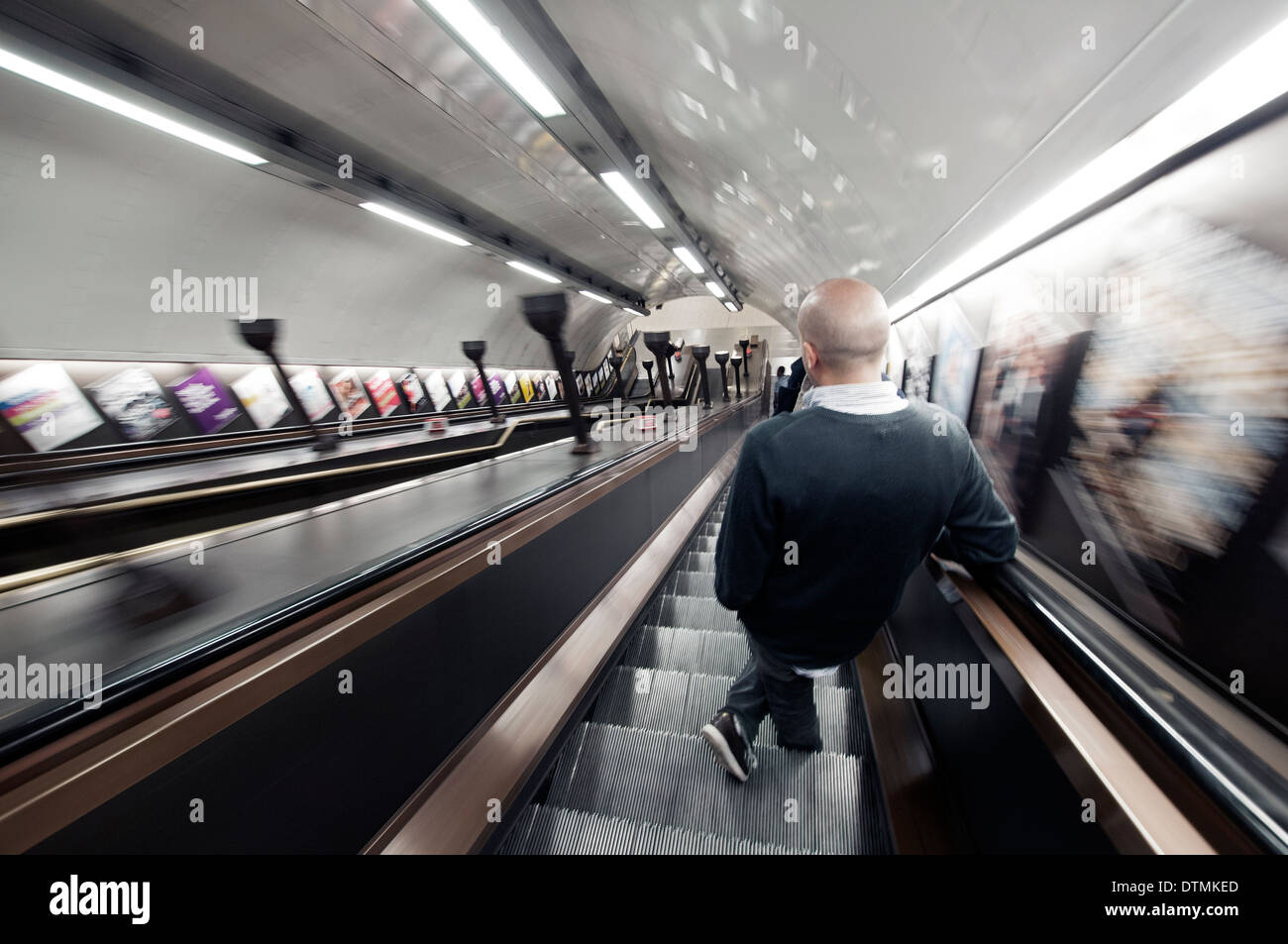 Menschen, die Reisen auf einer Rolltreppe in der U-Bahn in London, England UK Stockfoto