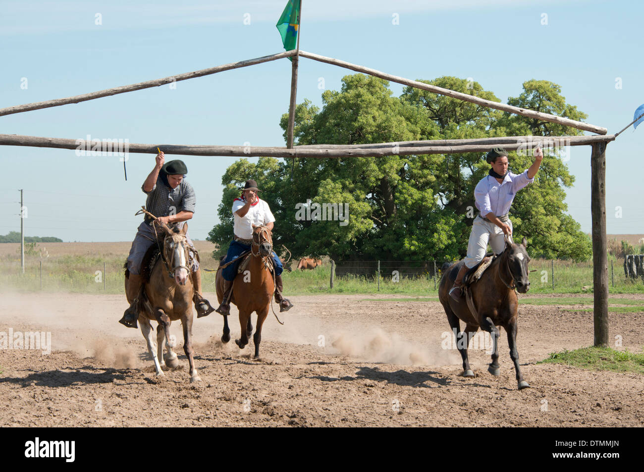 Argentinien, Buenos Aires, Estancia Santa Susana. Traditionellen argentinischen Gauchos in einem Rennen Reiten Wettbewerb durchführen. Stockfoto