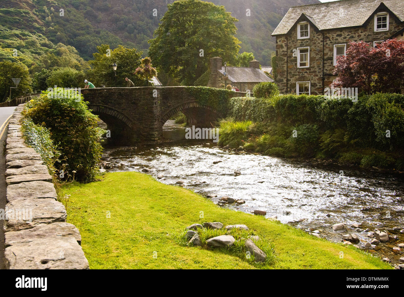 Das Dorf Beddgelert am Zusammenfluss der Flüsse Glaslyn und Colwyn in Snowdonia-Nationalpark Stockfoto