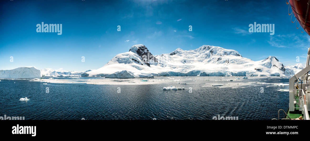 Antarktis - eine hochauflösende Panorama der Berge an Cuverville Island auf der Antarktischen Halbinsel, mit einem Teil des Schiffes im Rahmen an der sehr recht. Stockfoto