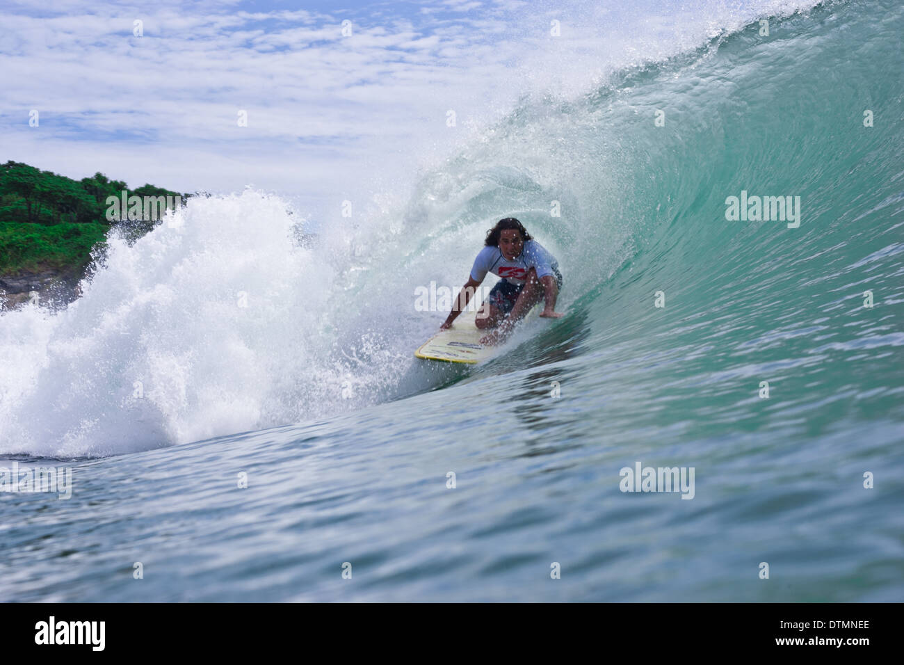 Surfer, die immer durch eine Welle im Ozean Meer Wassersport barreled Stockfoto