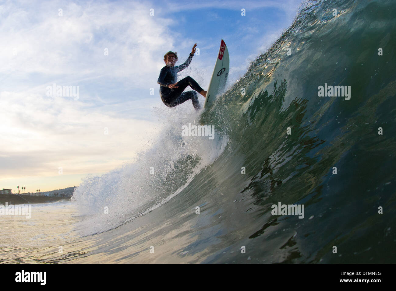 Surfer, die immer durch eine Welle im Ozean Meer Wassersport barreled Stockfoto