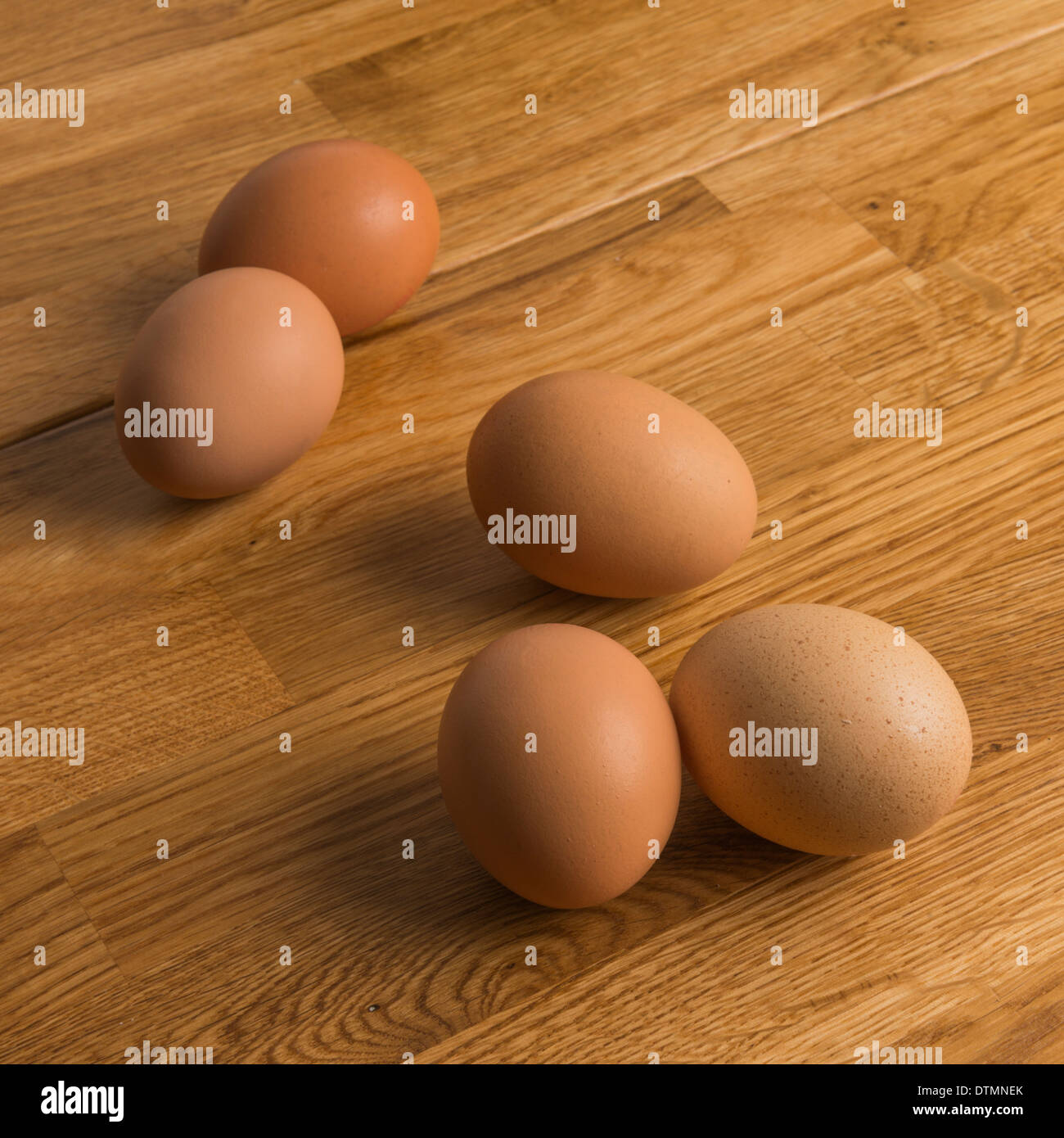 Freilandhaltung Eiern eine Eiche Küche obenauf. Stockfoto