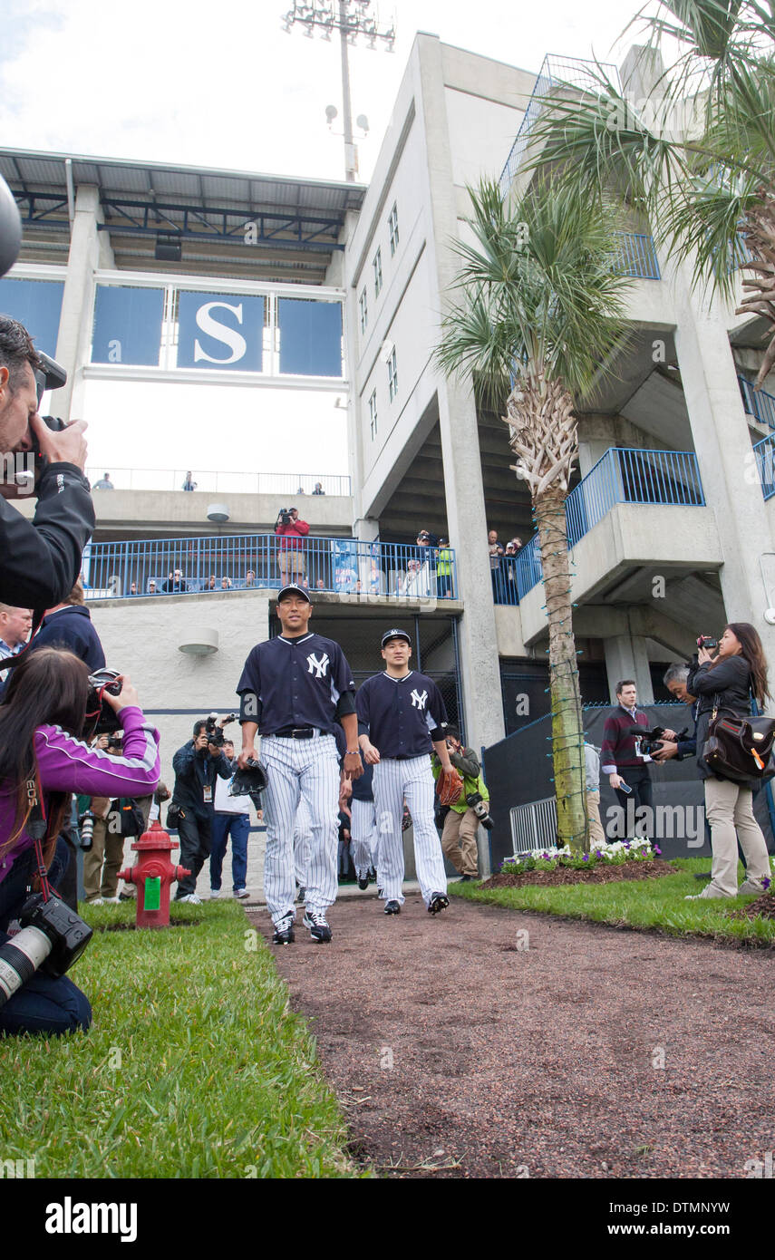 Tampa, Florida, USA. 15. Februar 2014. Hiroki Kuroda, Masahiro Tanaka (Yankees) MLB: Krug Hiroki Kuroda (L) und Masahiro Tanaka von der New York Yankees geben Sie während des ersten Tages das Team Frühling Baseball Trainingslager in George M. Steinbrenner Field in Tampa, Florida, Vereinigte Staaten von Amerika. © Thomas Anderson/AFLO/Alamy Live-Nachrichten Stockfoto