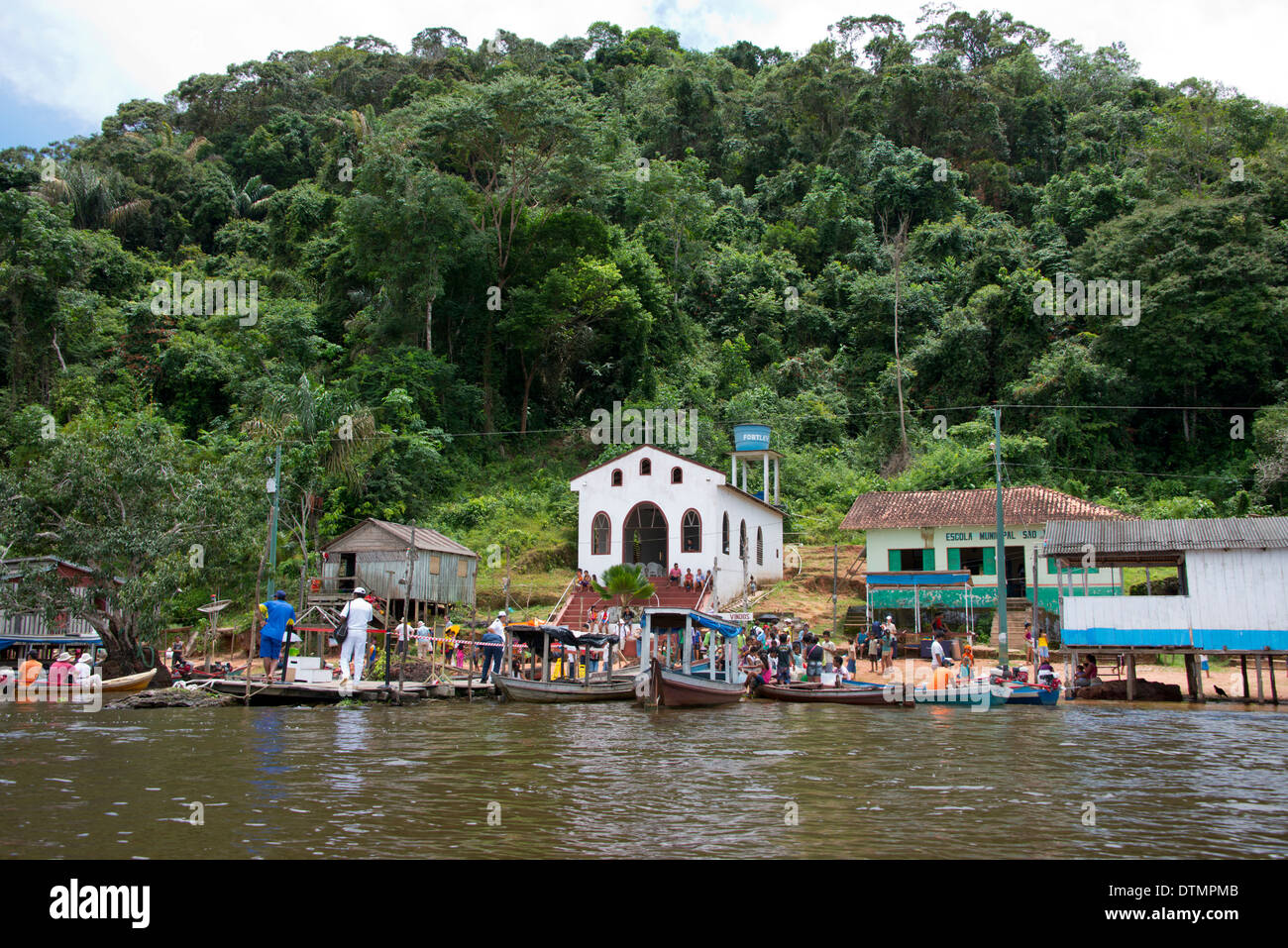 Brasilien, Amazonas, Valeria River, Boca da Valeria. Blick von Kirche und  Schulhaus, Bevölkerung etwa 75 Stockfotografie - Alamy