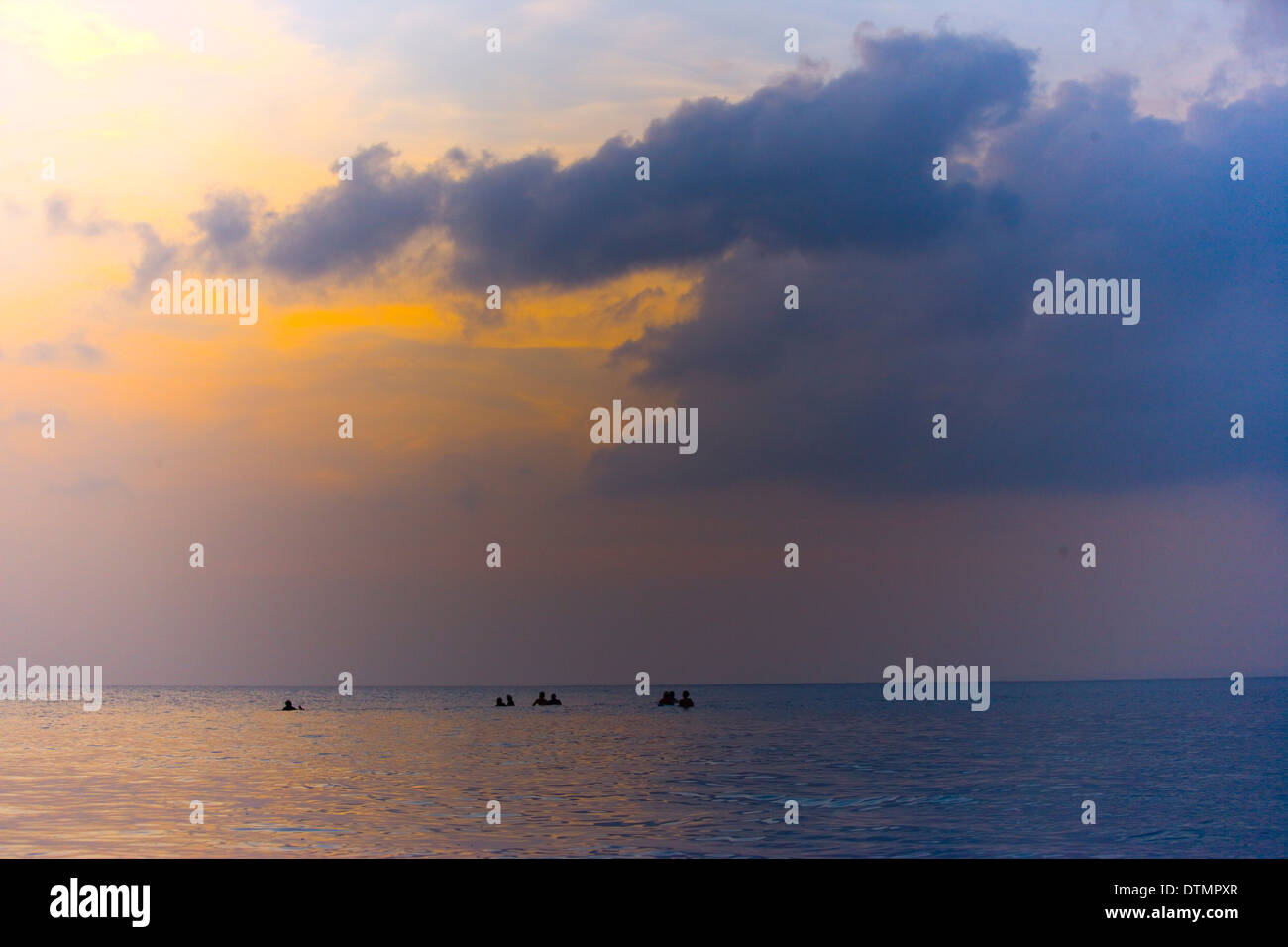 Horizont Landschaft Sonnenuntergang Sonnenaufgang Wasser Welle Ozean Sea schönen bunten tropischen Urlaub entspannen Stockfoto