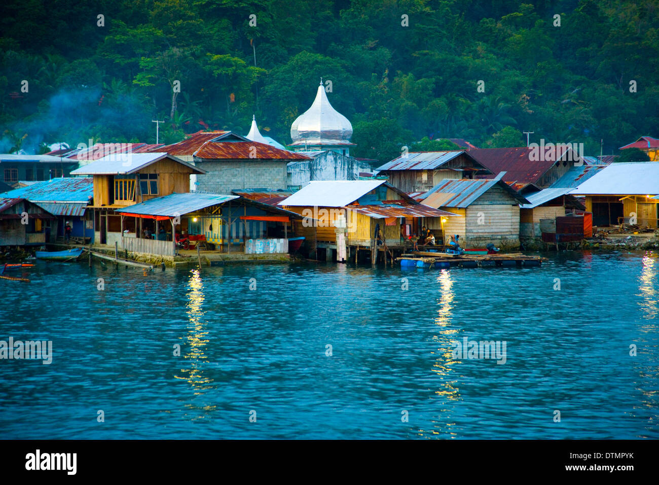 Stadt auf dem Wasser Ozean Meer schwimmende Armen Dritte Welt Land Armut Hütten Stockfoto