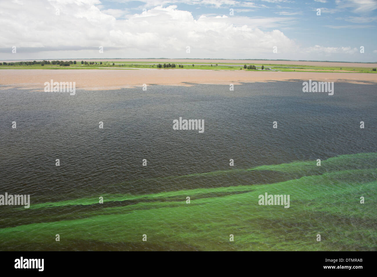 Brasilien, Amazonas, Santarem. Treffen der Wasser, Amazon trifft klares Wasser des Rio Tapajos. Stockfoto