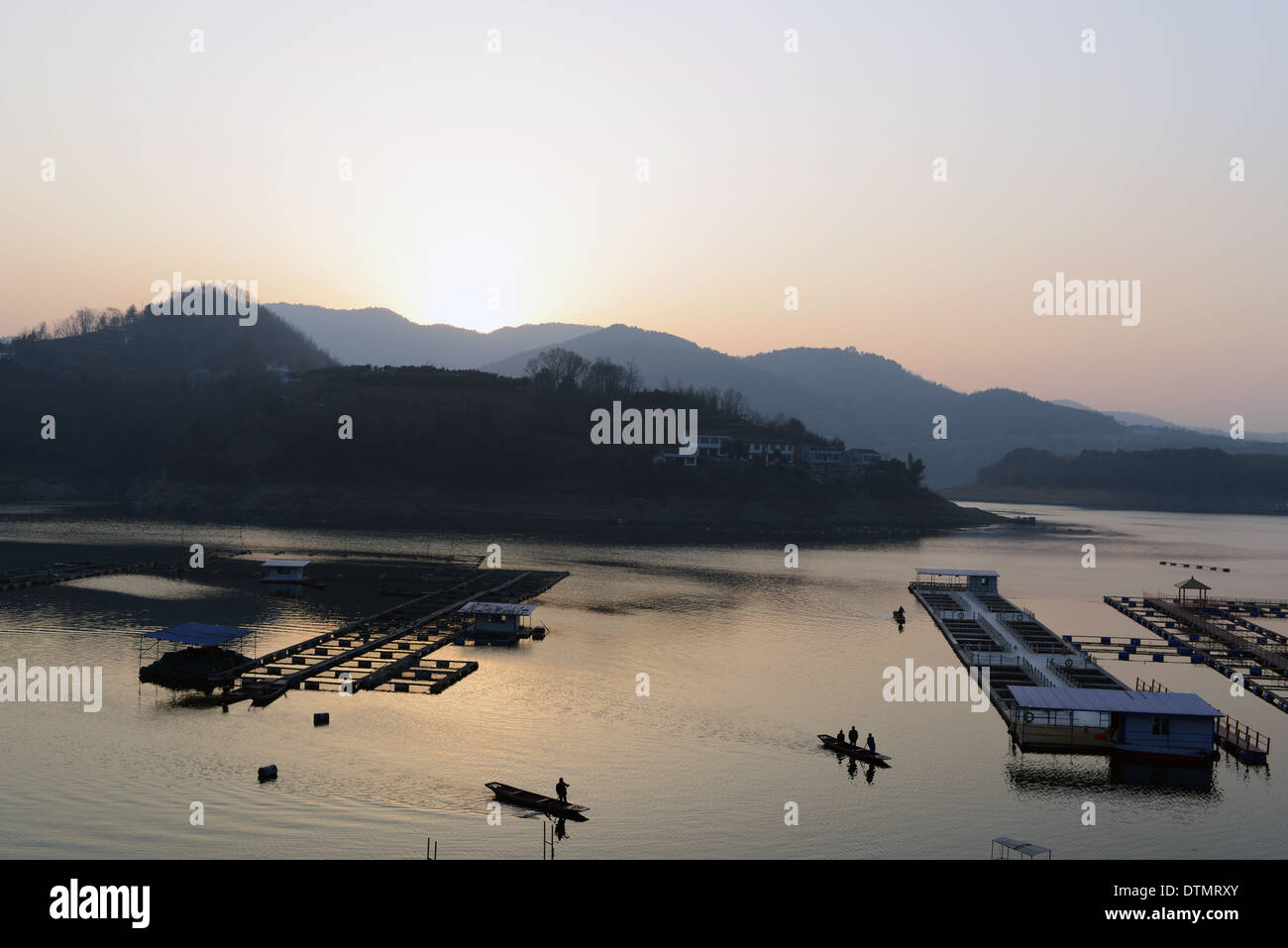 Landschaft des Schwebens Boote am Seeufer bei Sonnenuntergang Stockfoto