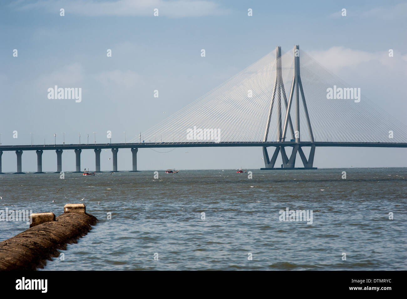 Mittag-Blick auf die Bandra Worli Sea Link Bridge. Ein Beweis für die technologische Entwicklung Indiens. Stockfoto