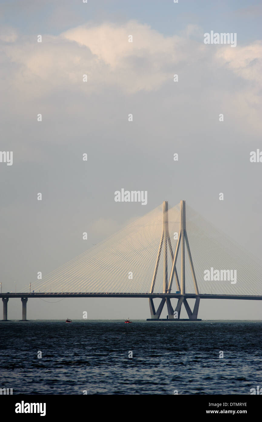 Mittag-Blick auf die Bandra Worli Sea Link Bridge. Ein Beweis für die technologische Entwicklung Indiens. Stockfoto
