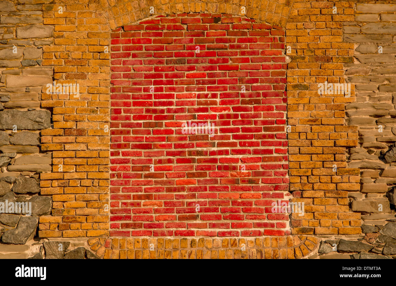 Bunte Ziegeln abheben, da sie einen alten unterirdischen Accesspoint in einer amerikanischen Stadt zu decken. Stockfoto