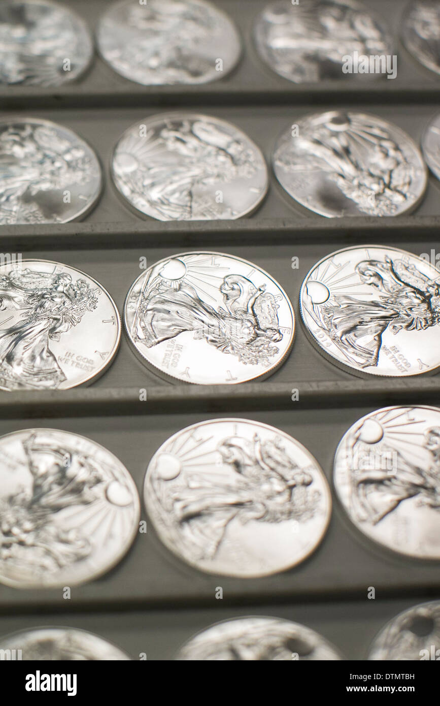 1 Unze Silver Eagle Barren und Beweis Münze Produktion an der West Point Mint. Stockfoto