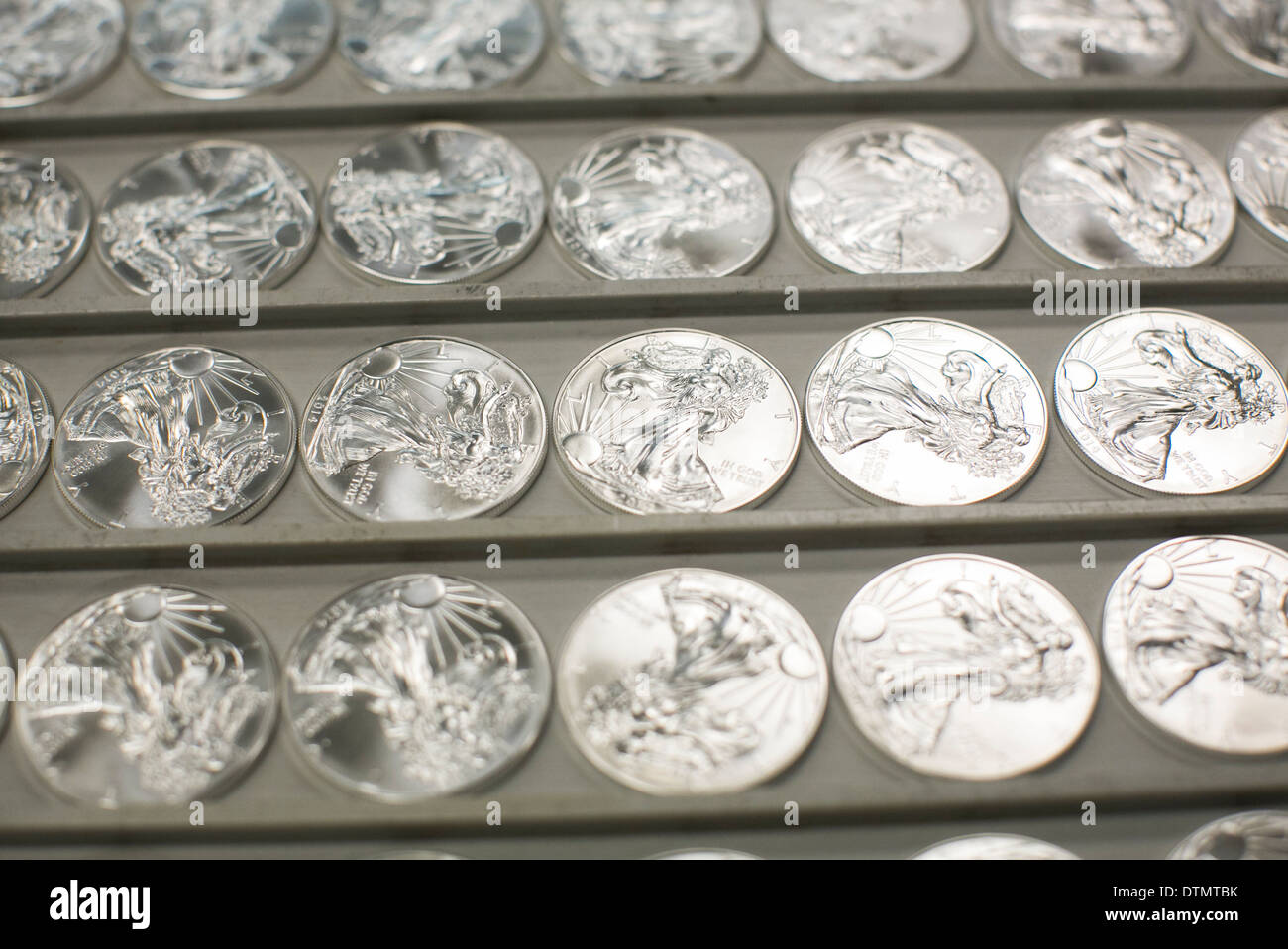 1 Unze Silver Eagle Barren und Beweis Münze Produktion an der West Point Mint. Stockfoto