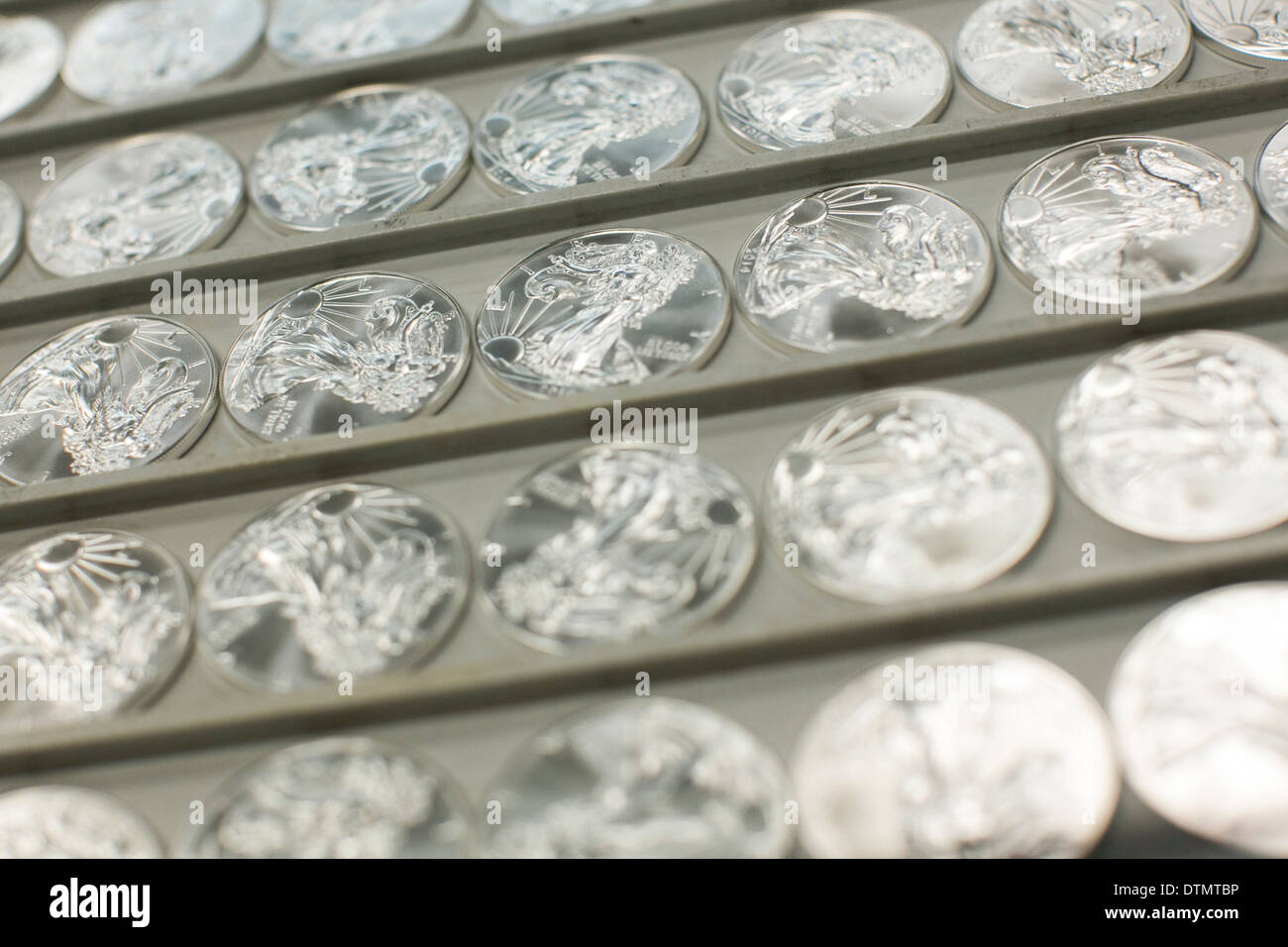 1 Unze Silver Eagle Barren und Beweis Münze Produktion an der West Point Mint. Stockfoto