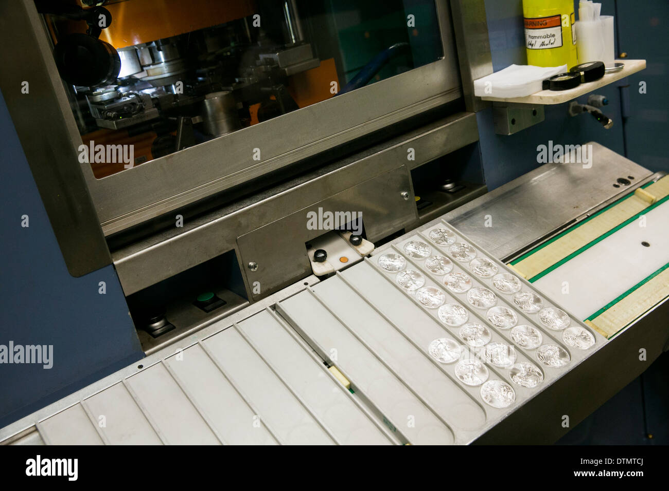 1 Unze Silver Eagle Barren und Beweis Münze Produktion an der West Point Mint. Stockfoto