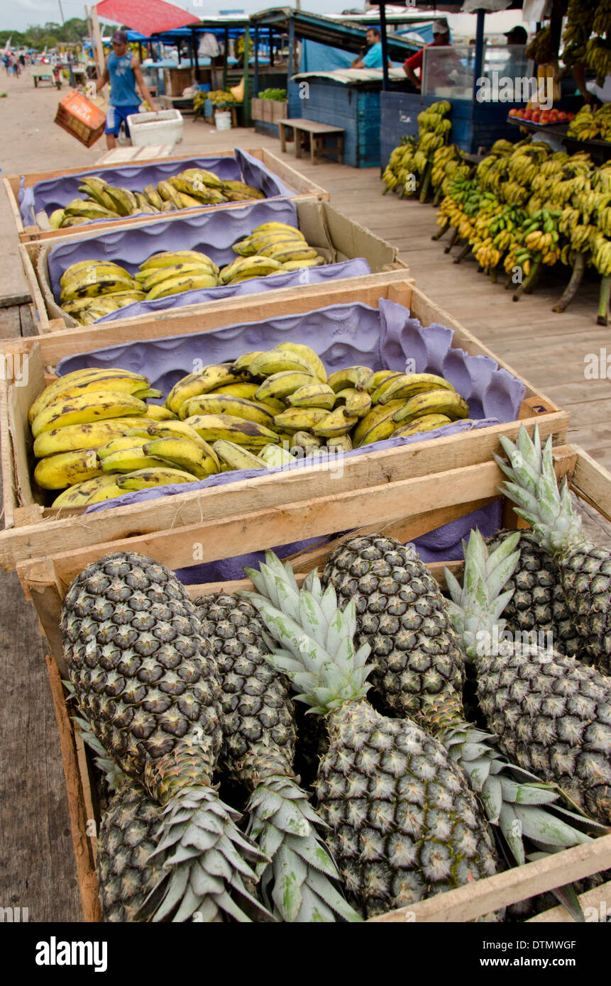 Brasilien, Amazonas, Rio Tapajos, Santarem. Waterfront Gemüsemarkt, Kisten mit Bananen und Ananas. Stockfoto