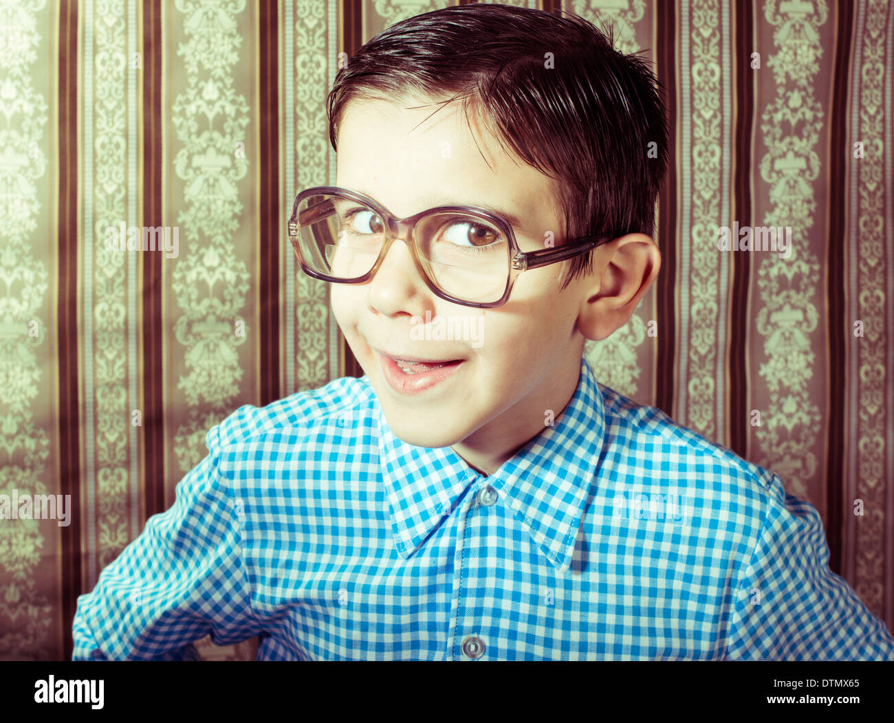 Lächelndes Kind mit Brille in Vintage-Kleidung. Nahaufnahme Schuss Stockfoto