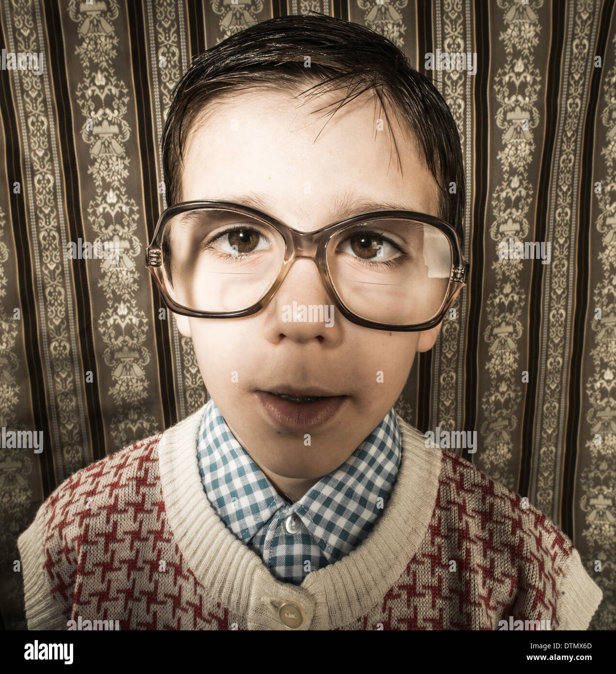 Lächelndes Kind mit Brille in Vintage-Kleidung. Nahaufnahme Schuss Stockfoto