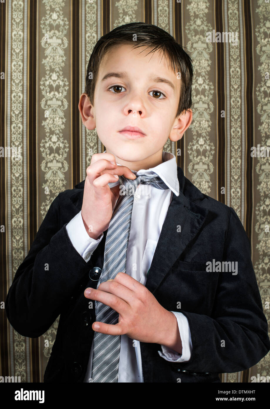 Junge im Vintage schwarze Anzug und Krawatte Stockfoto