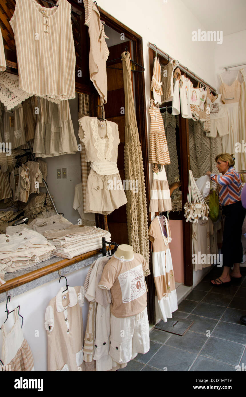 Brasilien, Fortaleza. Emcetur touristisches Zentrum, Handwerkermarkt, untergebracht in einem ehemaligen Gefängnis. Natürliche Baumwolle Kleidung Lieferanten. Stockfoto
