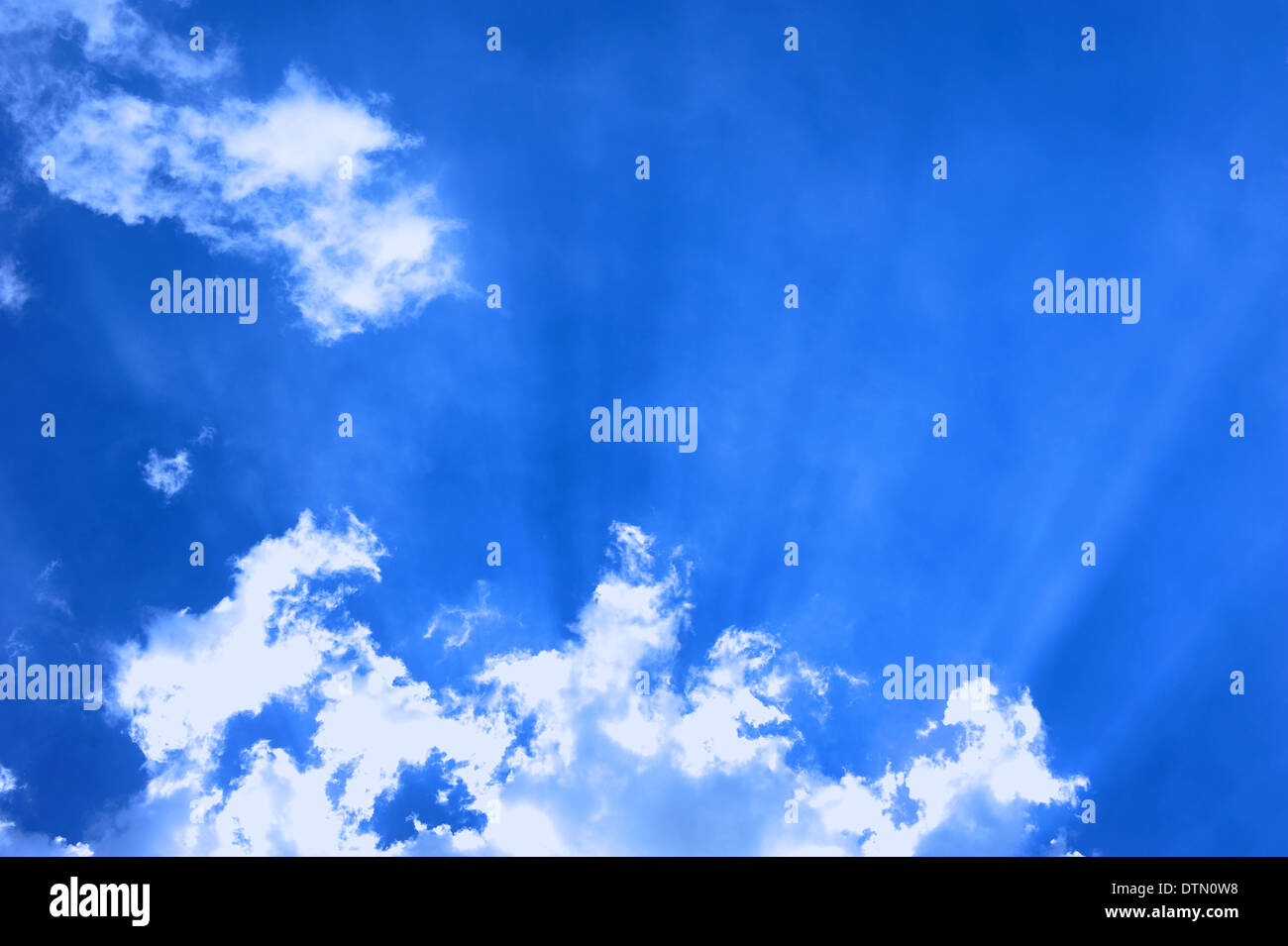 Wolke mit Sonnenstrahlen Stockfoto