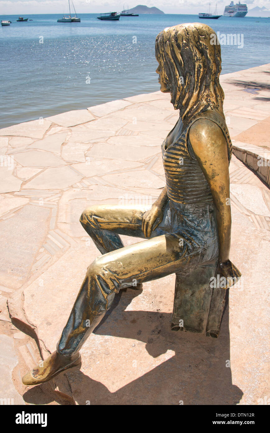 Brasilien, Rio De Janeiro, Buzios. Rua Das Pedras, Innenstadt von Buzios. Bronzestatue der Schauspielerin Brigitte Bardot. Stockfoto