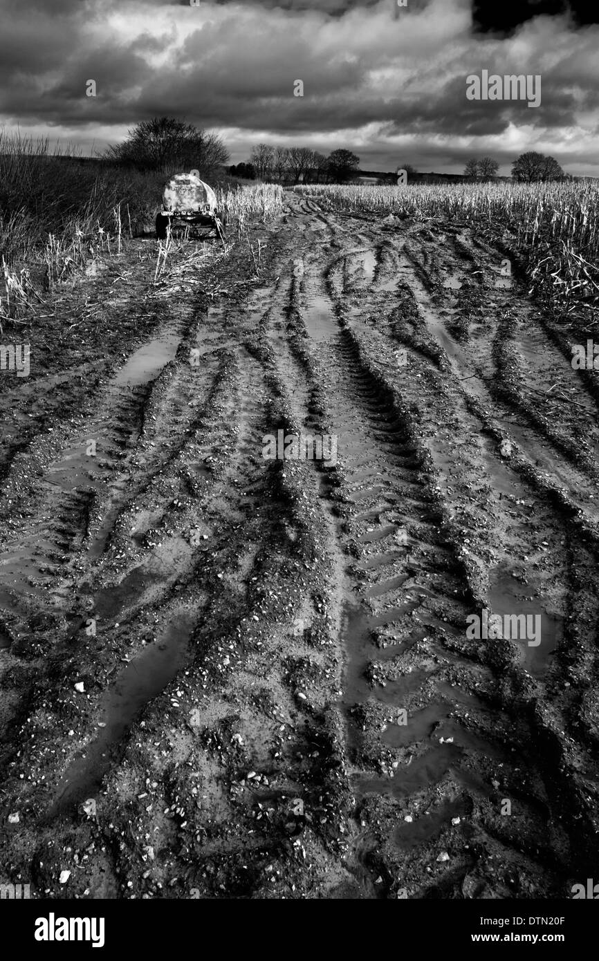 Ein sehr schlammigen Feld mit Bauernhof Fahrzeugluftreifen (Reifen) verfolgt Chilterns Buckinghamshire UK Stockfoto