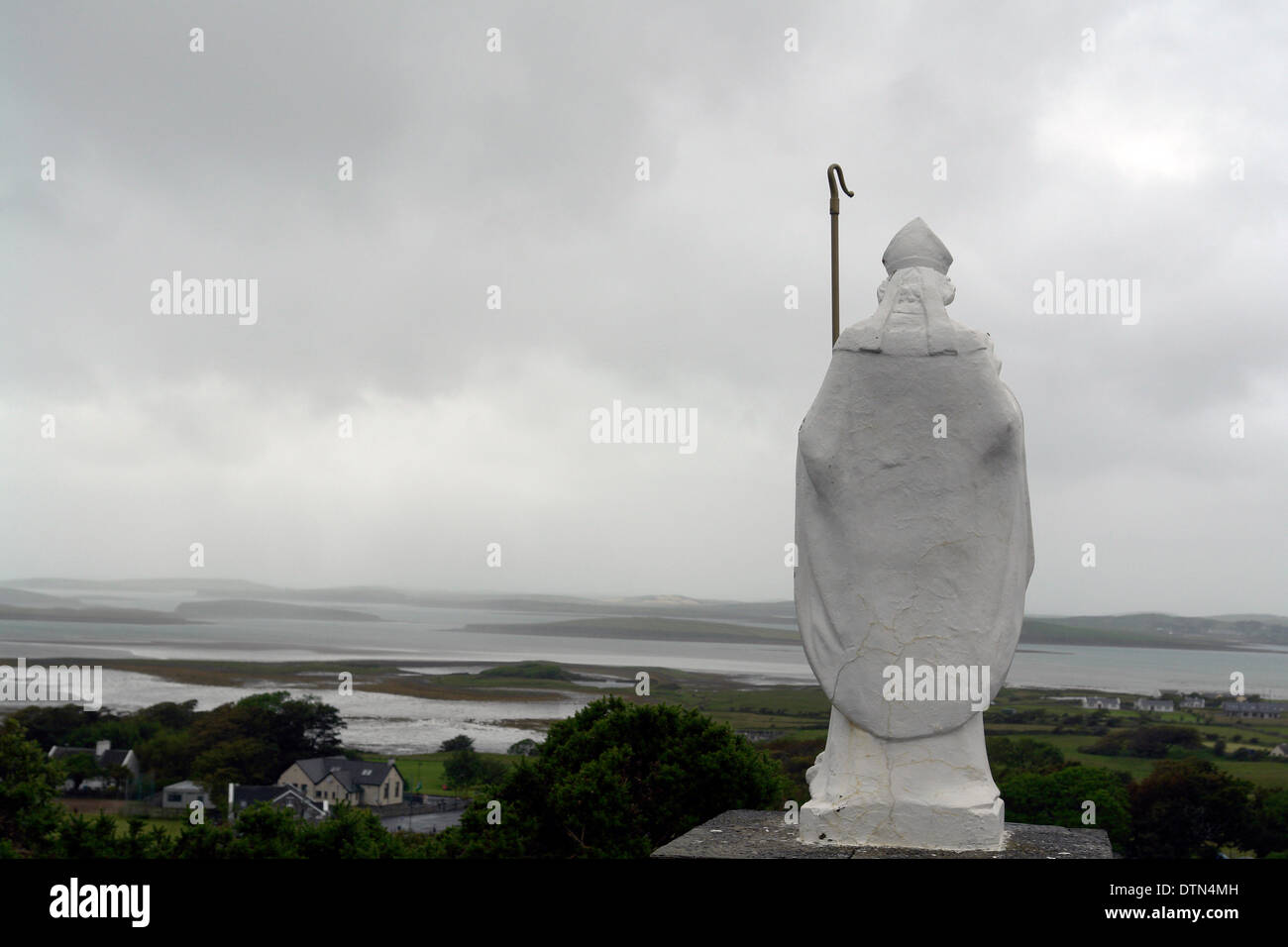 Statue von St. Patrick an Stelle der Pilgerfahrt auf Croach Patrick Ireland Stockfoto