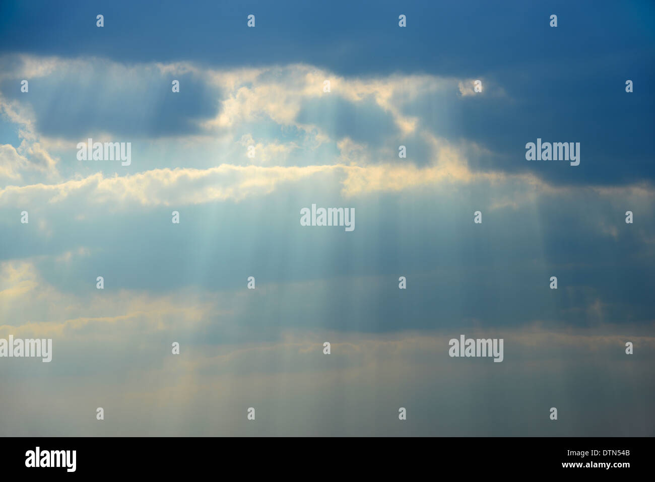 Wolke mit Sonnenstrahlen Stockfoto