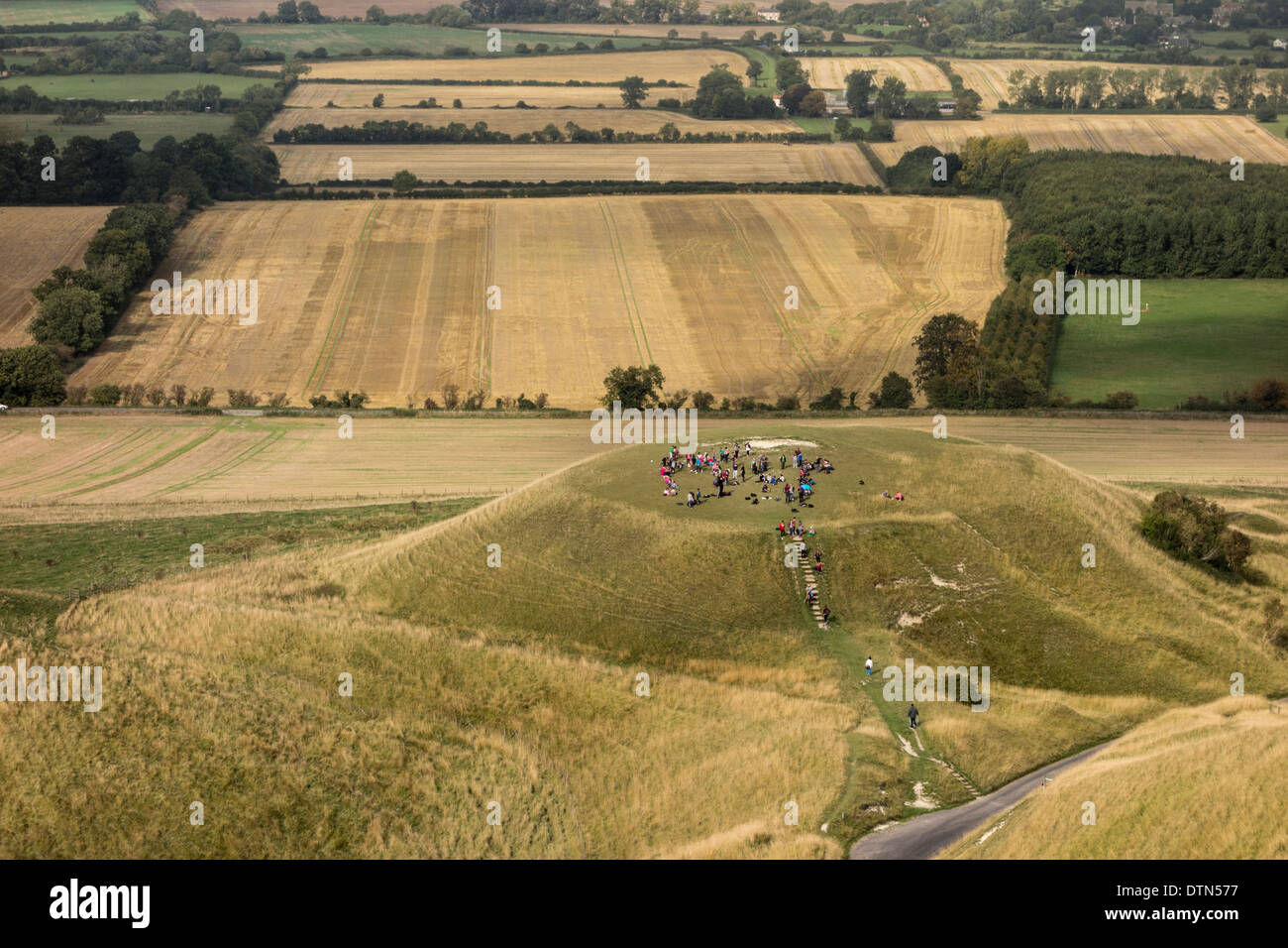 Schülerinnen und Schüler besuchen Dragon Hill, White Horse Hill in der Nähe von Uffington, Oxfordshire, Vereinigtes Königreich Stockfoto